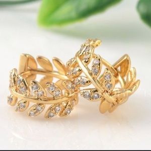 Gold Tone Little Earrings !